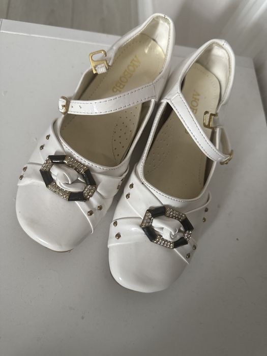 Продам НОВЫЕ кроссовки Kuromi