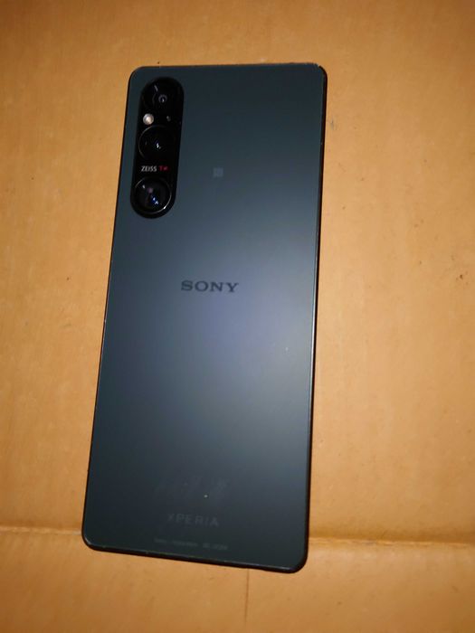 Sony Xperia 1 v Superb