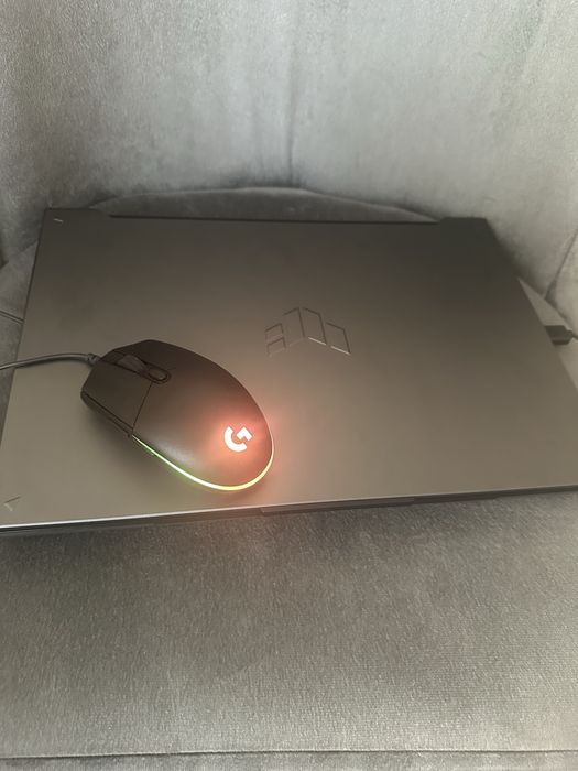 Vand laptop impecabil nou