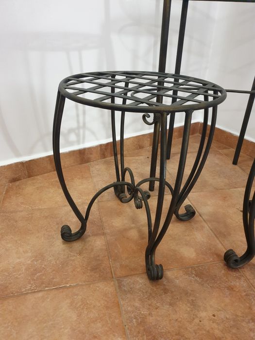 Тоалетка със стъклена основа и огледало от ковано желязо