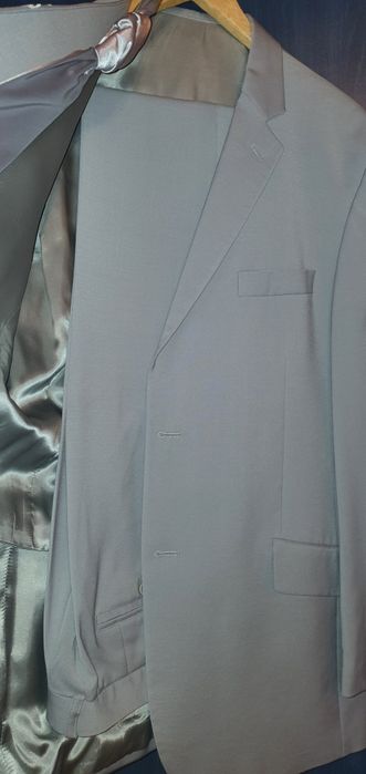Costum  gri  de foarte buna calitate