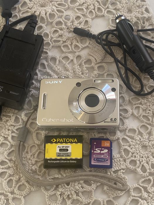 Camere foto digitale Y2K diverse tipuri