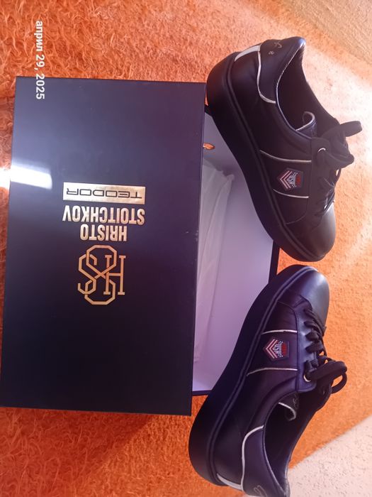 Чисто нови обувки на Стойчков