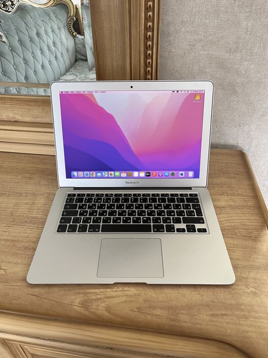 MacBook Air core i5.