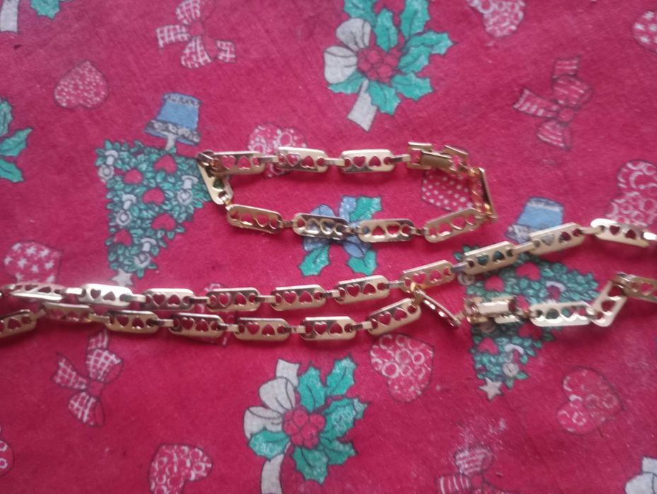 Продавам красиво позлатено колие с гривна.