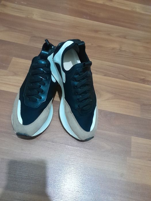 Oyoq kiyimlar sotiladi