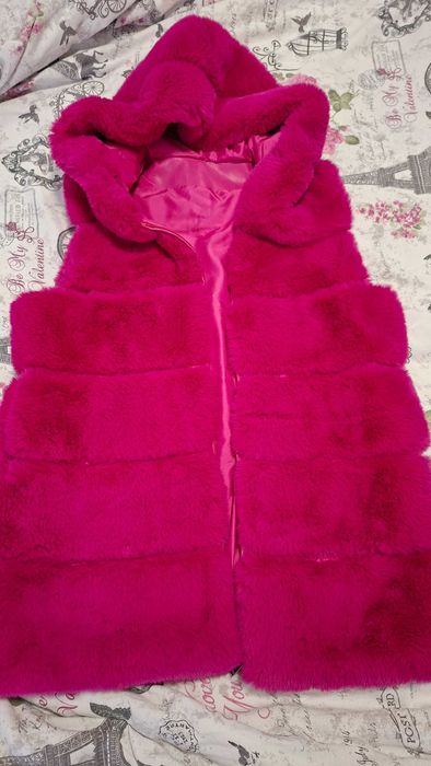 Продавам чисто нов дълъг елек с качулка