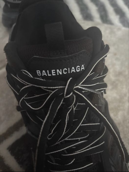 Balenciaga track uri