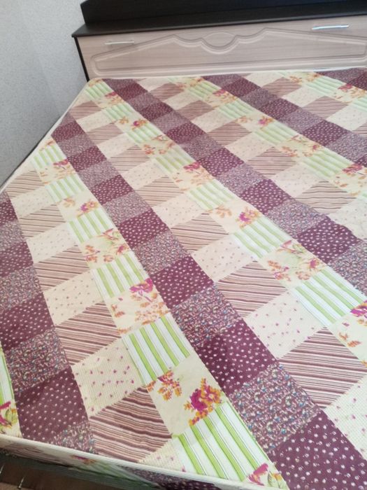 Продам тахту с матрасом.