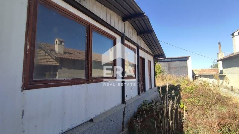 Ексклузивен бизнес имот за продажба с лице на асфалтов път в централна