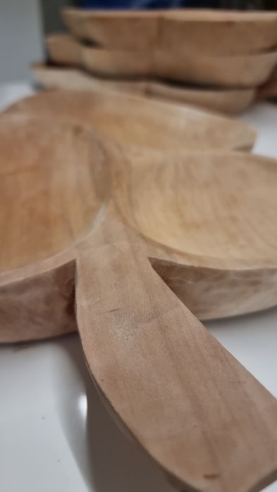 Tăvi  de servire 100% din lemn natural