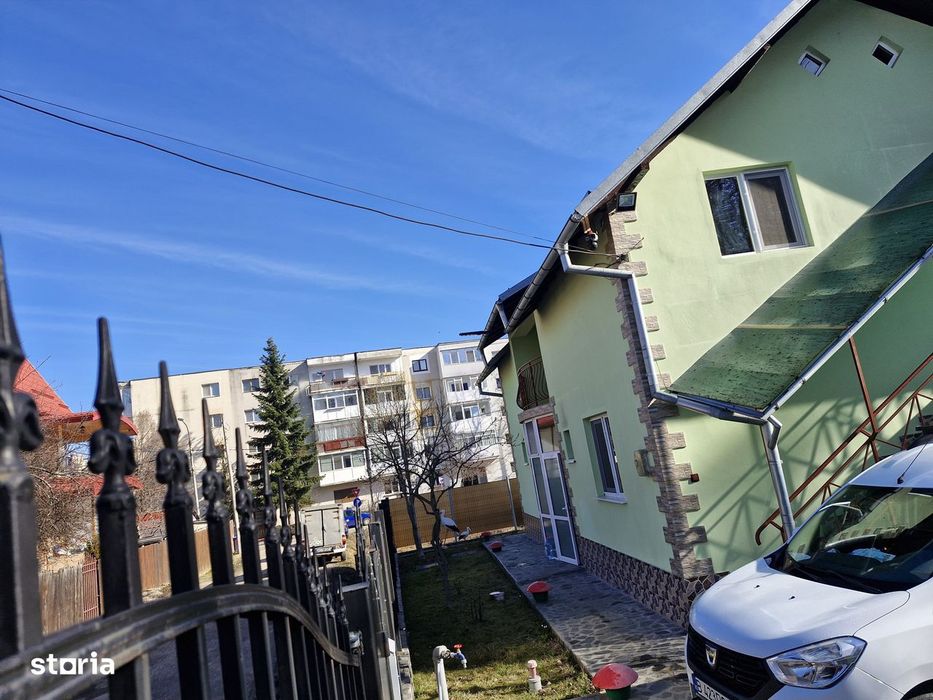 Casa P+M , Gavana vizavi de Q-uri