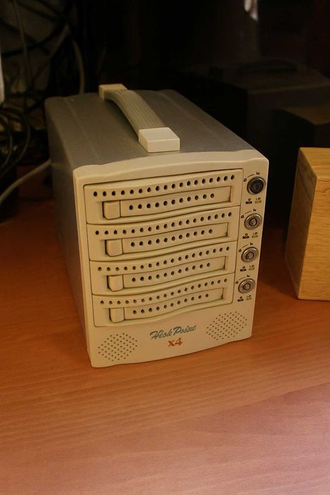 Controler RAID + RACK HDD HighPoint RocketRAID 2224