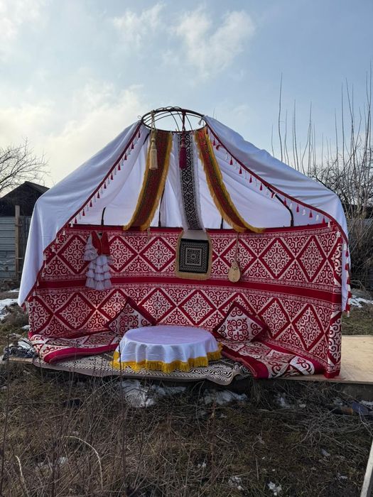 Шатер, палатка, стол, стулья, посуда