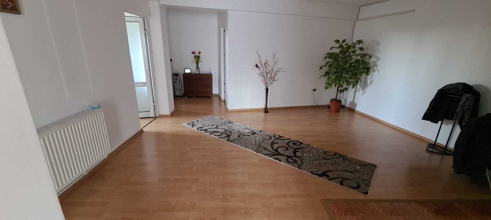 Vind apt 105 m2 util/1550 euro /m2, in bloc cu curte inchisa si spatiu de parcare