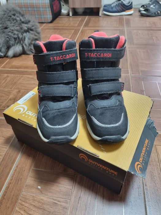 Продам ботинки на мальчика размер 34