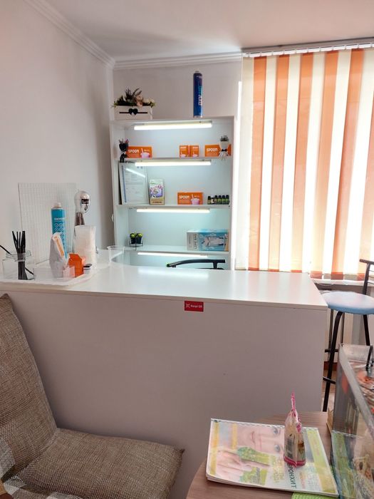 Белый ресепшен с подсветкой