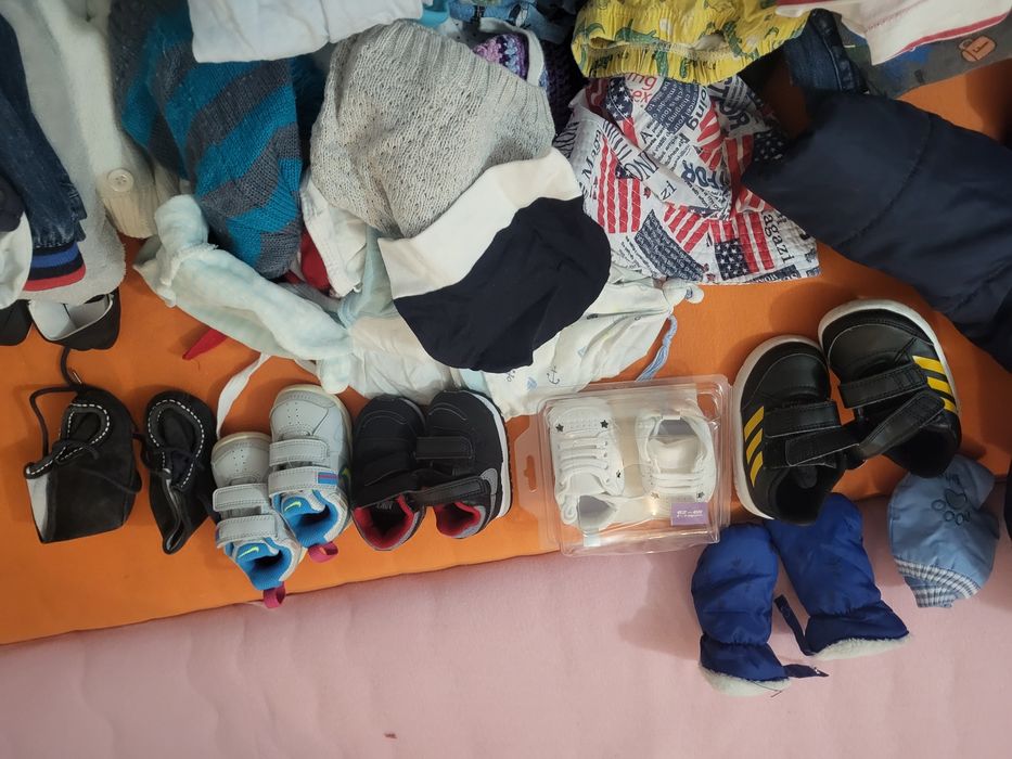 2 saci haine bebeluș 0-12 luni, iarnă + vară – 200 lei