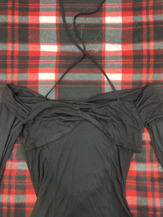 Платье с открыми плечами легкое