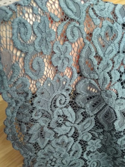 Дантелена рокля с подплата  в прекрасен гълъбово сив цвят