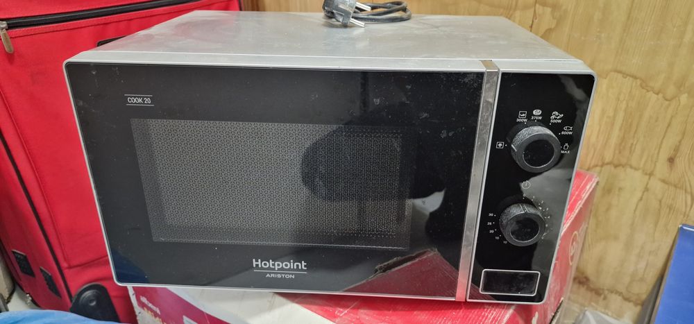 Продам микроволновку Hotploint Ariston в хорошем состоянии