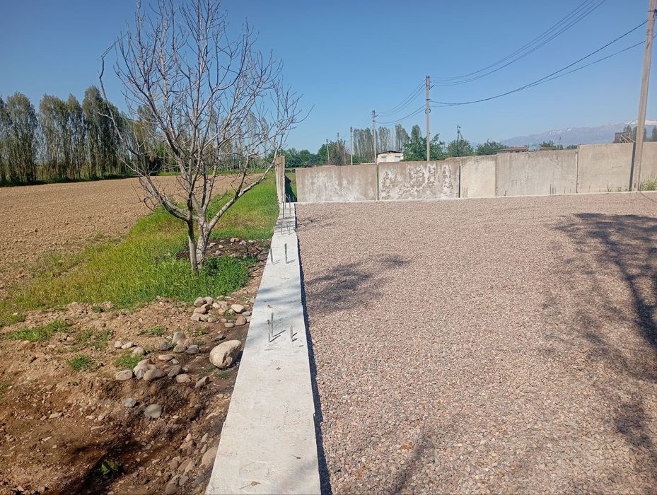 10 сотиг ер сотилади нежилой йул йокасида нурли заминда мактабни олдид