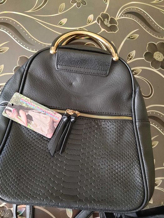 Дамска черна раница