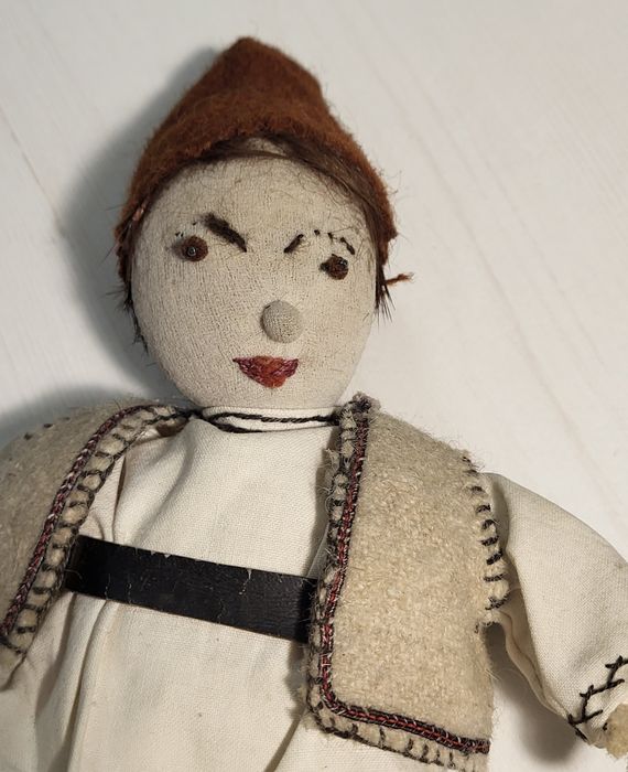 Păpușă tradițională românească artizanală, îmbrăcată într-un costum popular stilizat,  anii 60 - 80