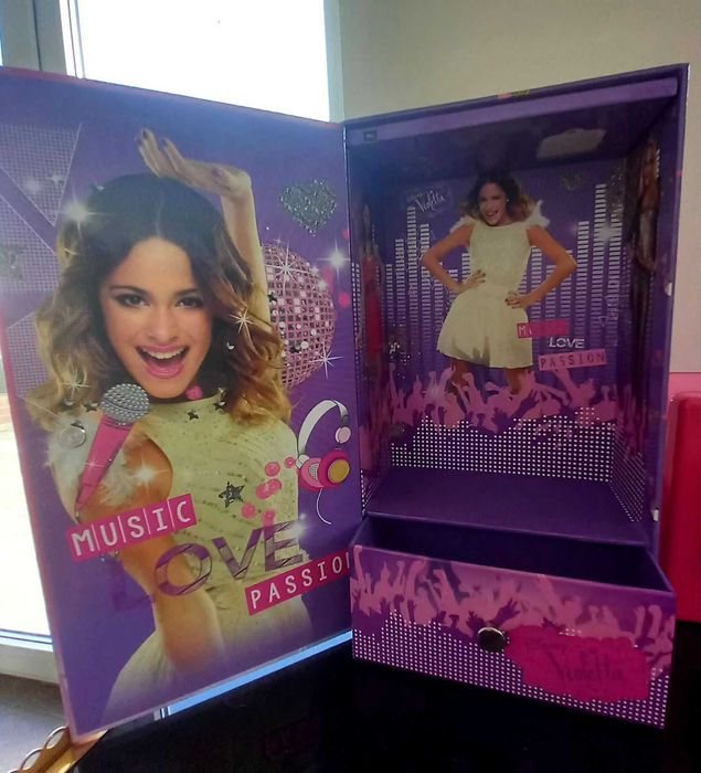 Колаж Монстърхай Дисни принцеси органайзер Виолета Фотьойл Куче Мопс