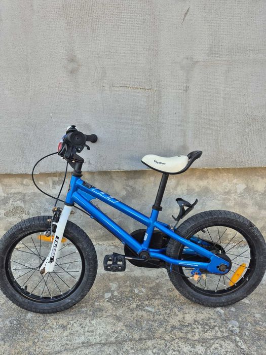 Vând bicicletă pentru copii, roți de 16”, de culoare albastră, în stare foarte bună, conform pozelor.