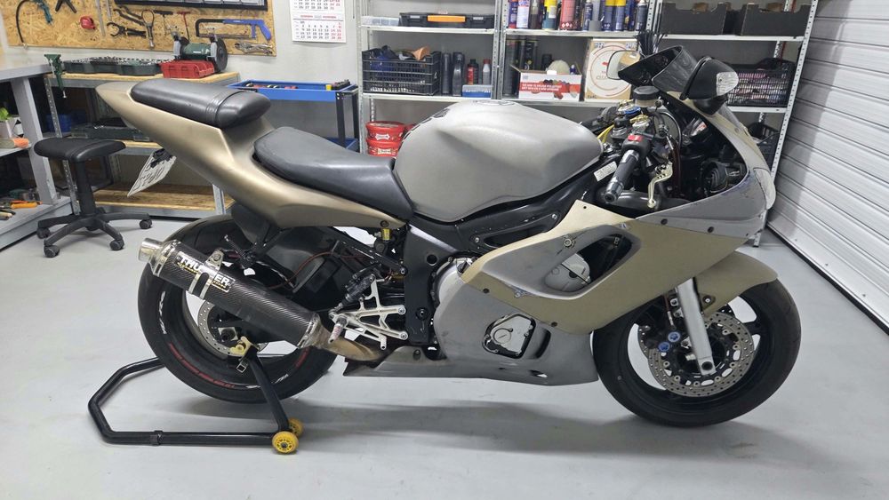 Yanaha YZF - R6.