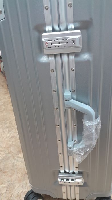 Продаю  чемодан новый