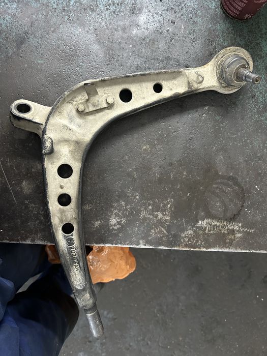 Продам рычак правый на бмв е46