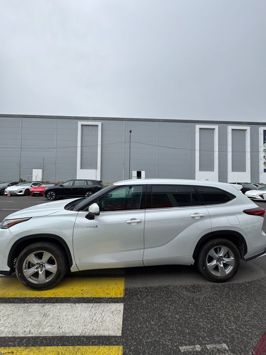 Toyota CrownKluger Hybryd 2023