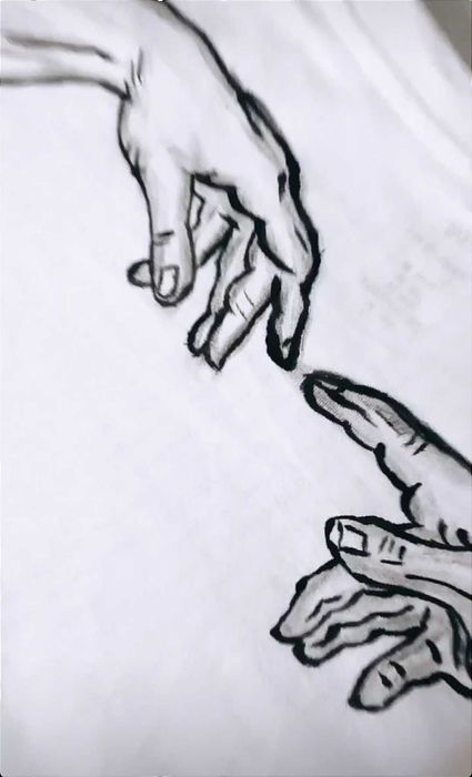 Tricou pictat manual . Orice mărime.                ( Nu Zara )