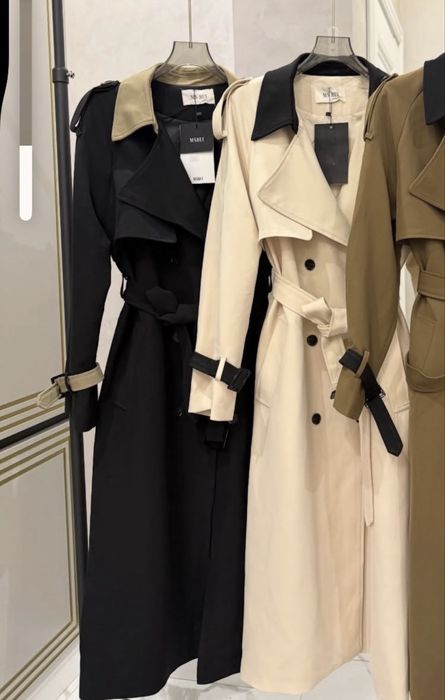 В черным цвете плащ!