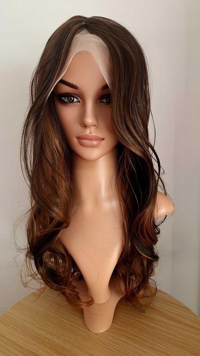 Парти тъмно кафява синтетична перука с руси кичури , на път, 65 см