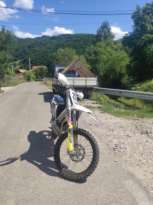 Vând Husqvarna 250