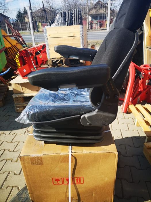 Scaun pneumatic tractor cu compresor incorporat la 12v scaunul este un