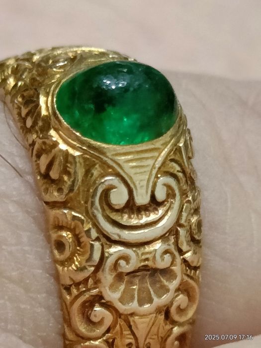 Vind inel deosebit din aur 18kt cu smarald