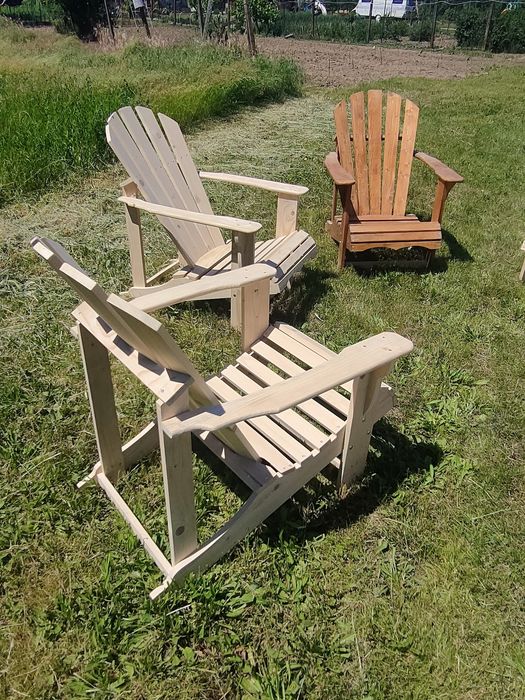 Scaune de grădină model Adirondack.