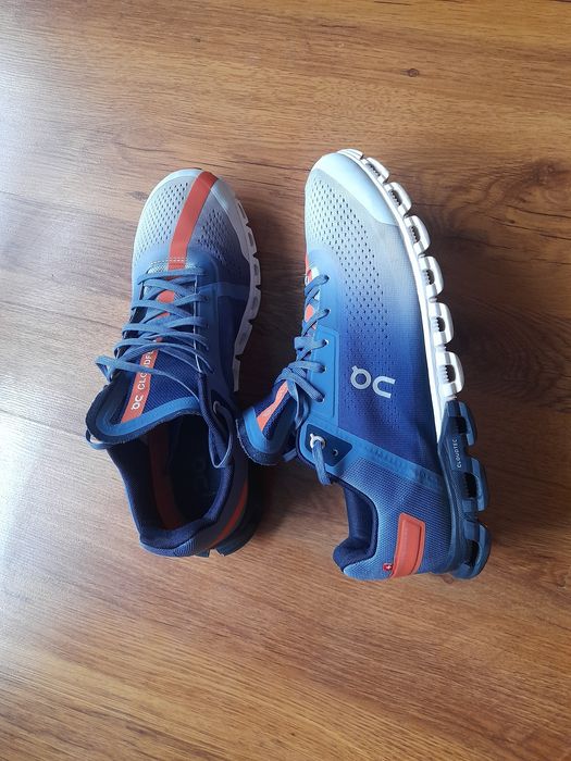 On Cloud маратонки 44 номер.