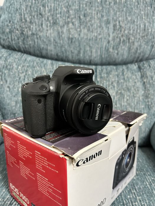 Canon 700D cu factura de achizite plus accesorii