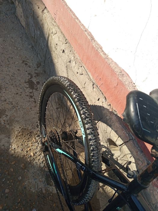 Yurib turgan velik sotiladi