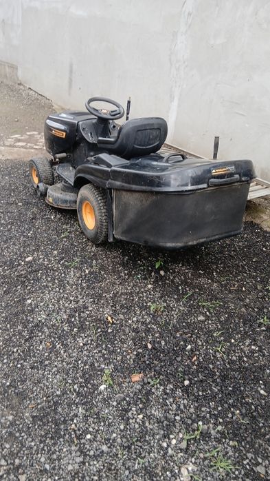 Tund iarba cu tractoras