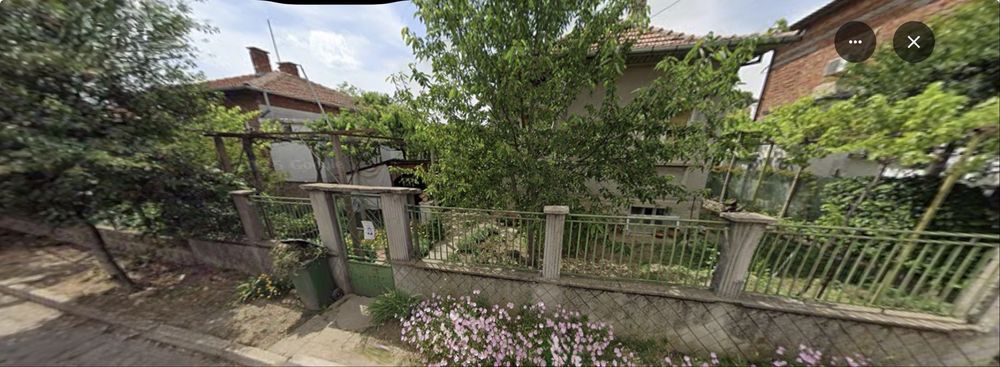 Продава се къща с деор