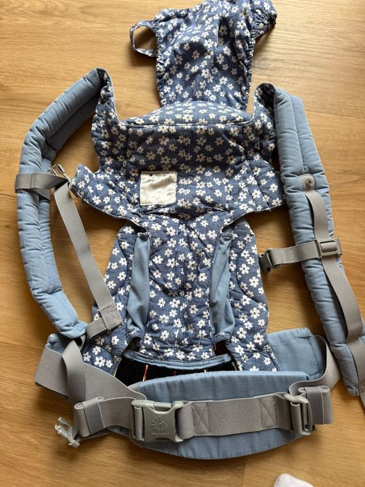 Marsupiu ErgoBaby Omni 360 Blue Daisies