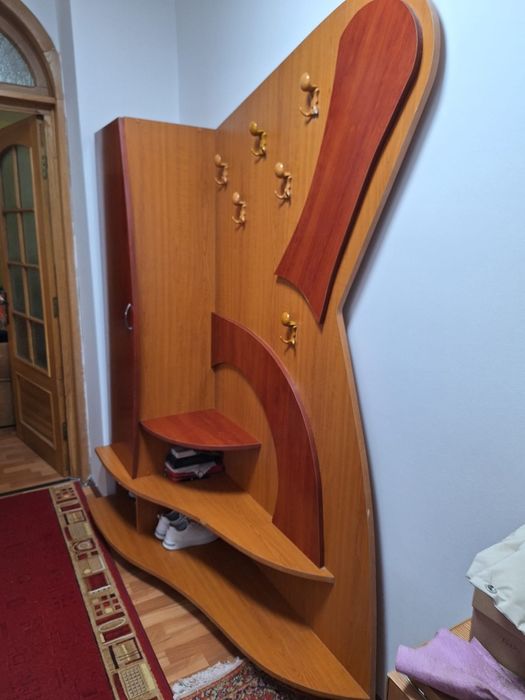 Cuier hol cu dulap si pantofar, stare foarte bună, design modern