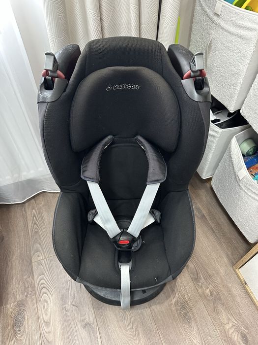 Продавам детско столче за кола Maxi-Cosi – черно