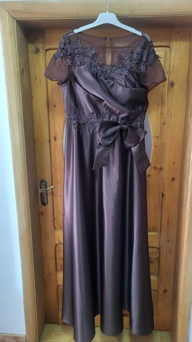 Vând rochie de gală xl masura 44.Rochia este noua.nepurtată,fara eticheta.Pret 275 lei0
